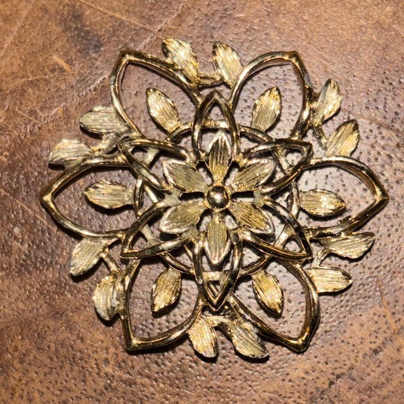 Sarah Coventry Jewelry - Sarah Coventry Gold Floral Brooch